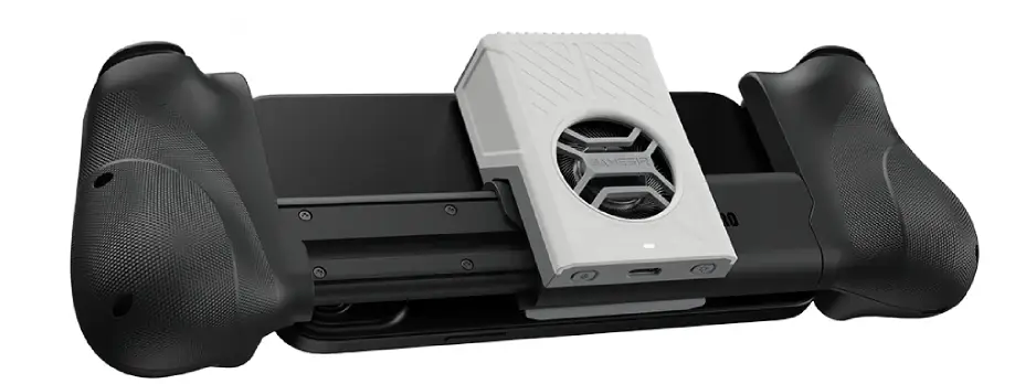 GameSir FX5 Lite Cooler acoplado ao controle GameSir X5 Lite em um smartphone